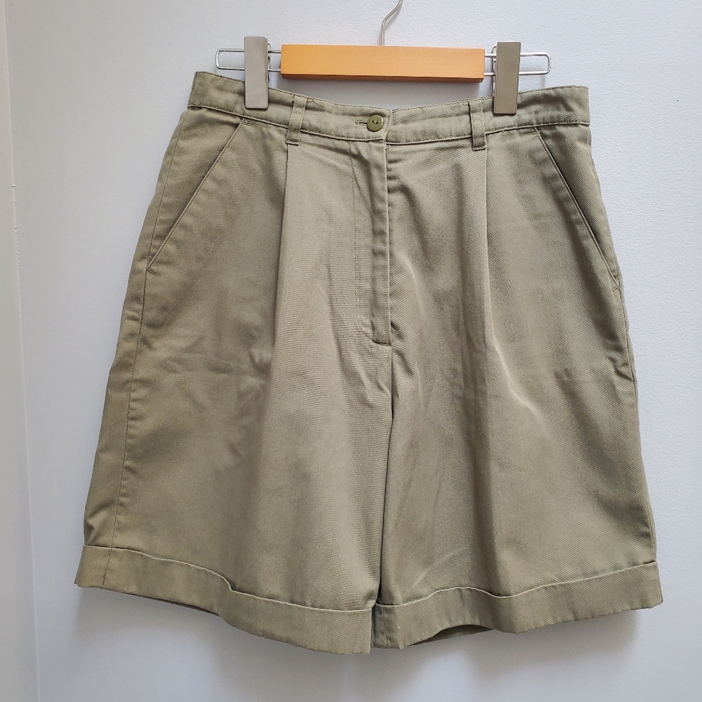 Tabi International Petites hight waisted green shorts size 8